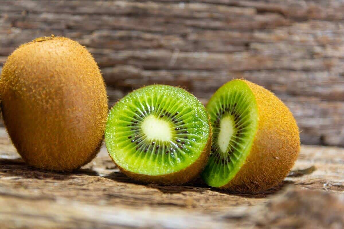  Kiwi Fruit in Pakistan; Sweet Sour Tastes 3 Vitamins C E D 