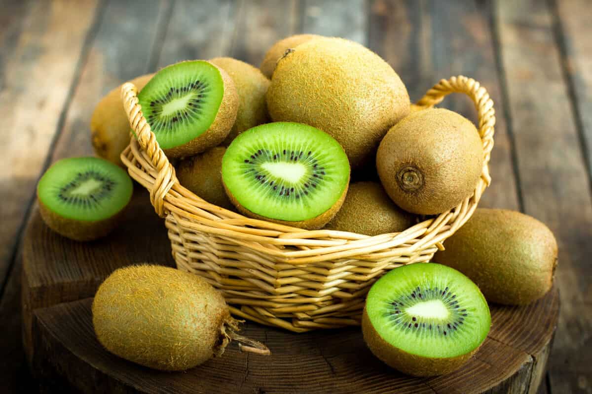  Kiwi Fruit 1 Kg; Green Yellow Colors 3 Minerals Potassium Phosphorus Calcium 