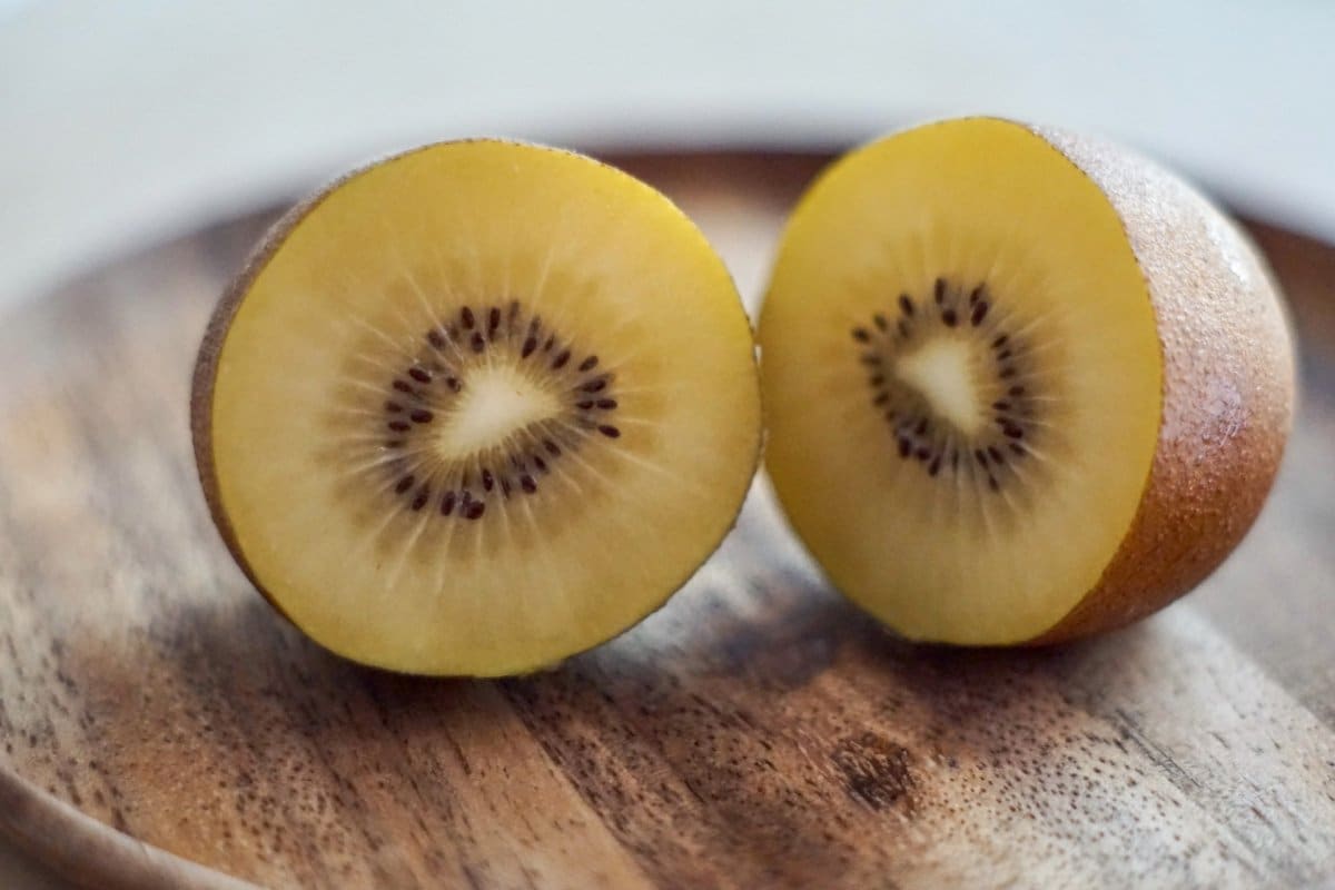  Golden Kiwi (Yang Tao) Light Brown Oval Shape Vitamin C Content Health Benefits 